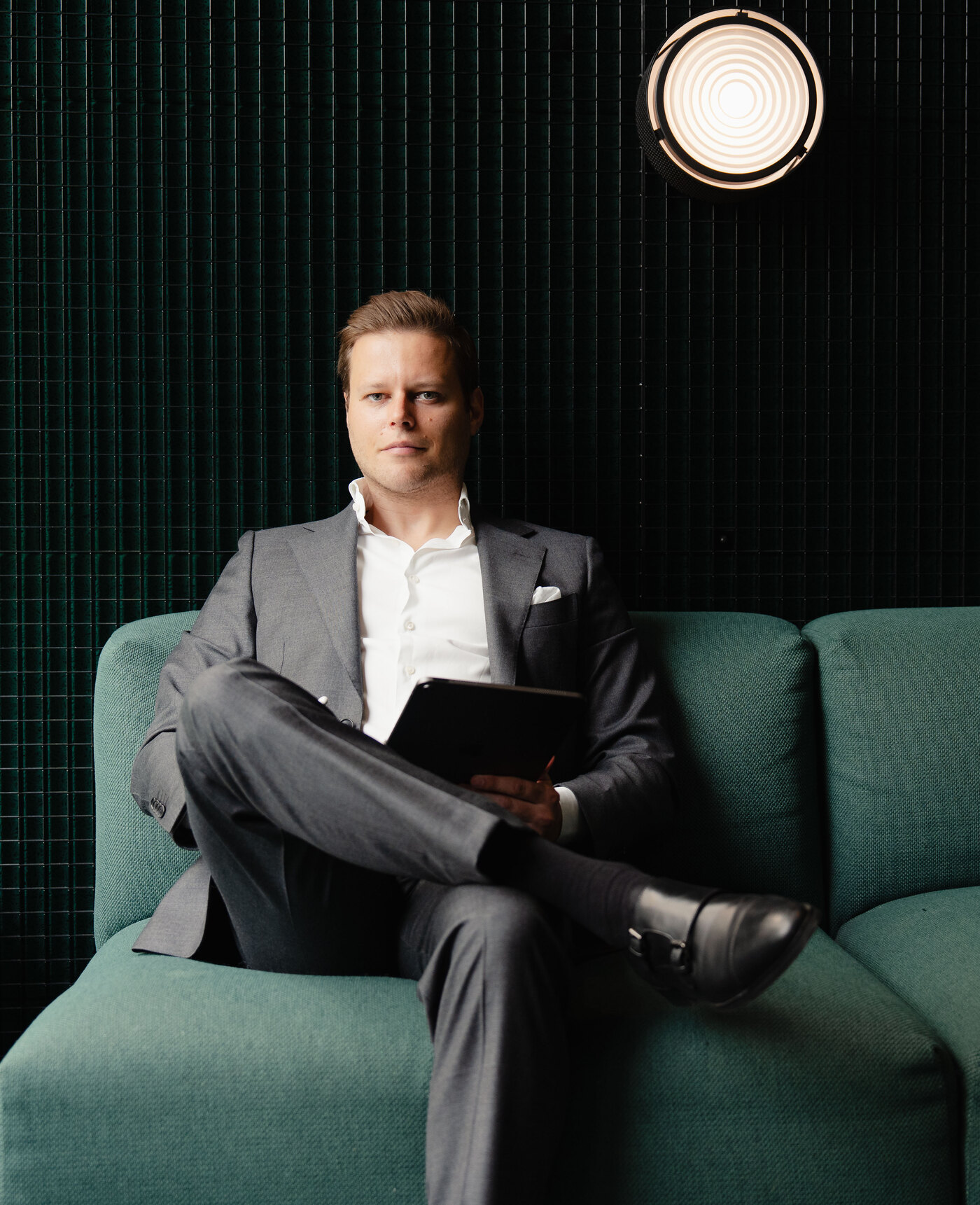 Dr. Philipp Kellner in der Kanzlei in München