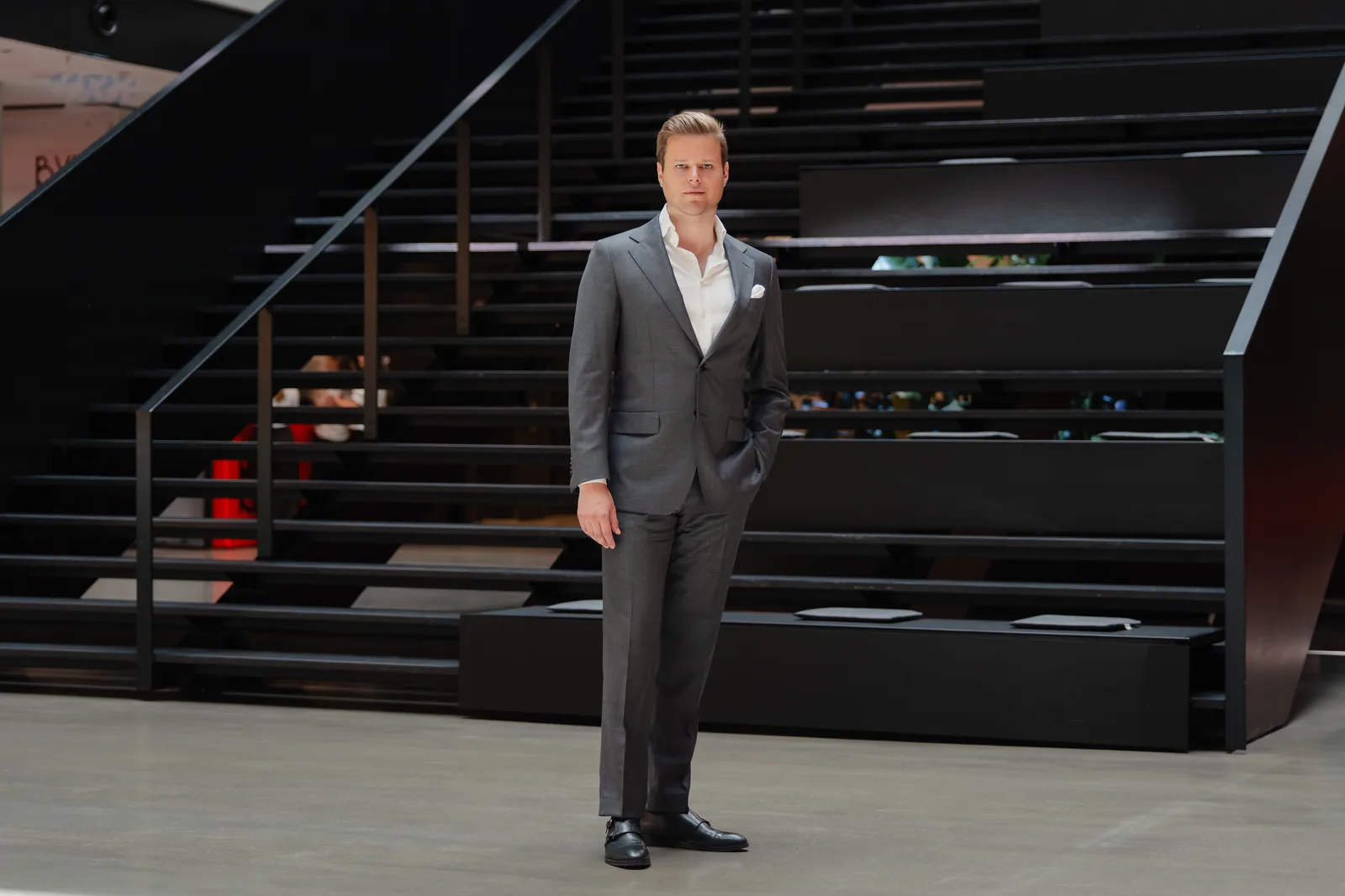 Dr. Philipp Kellner in den Räumen der Kanzlei in München